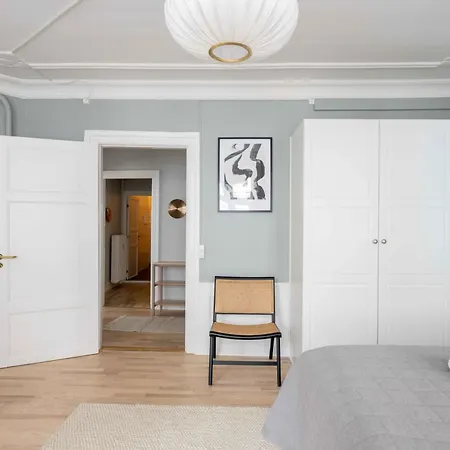 Spacious Tivoli Gardens W 3 Bedrooms Lejlighed