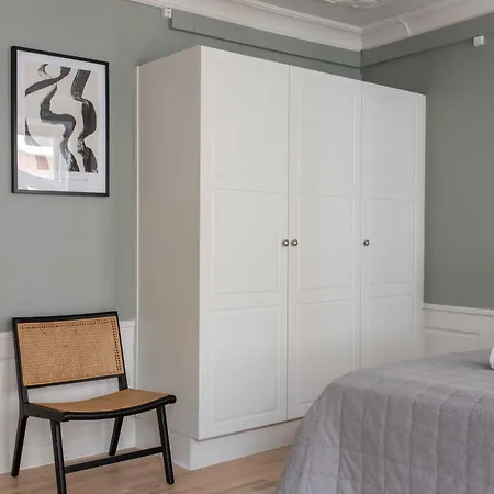 Spacious Tivoli Gardens W 3 Bedrooms Lejlighed