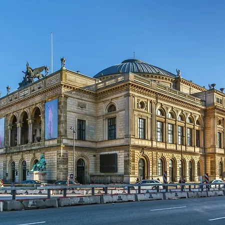 Spacious Tivoli Gardens W 3 Bedrooms